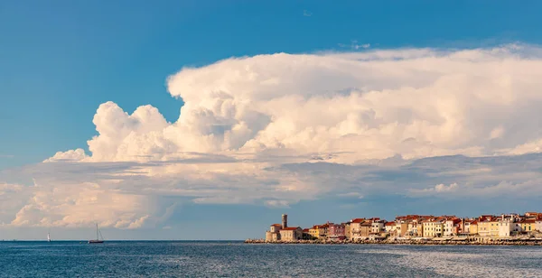 Imagine Orașului Piran Împușcat Departe Din Portoroz — Fotografie, imagine de stoc