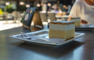 Masadaki ünlü kremalı pastanın resmi..