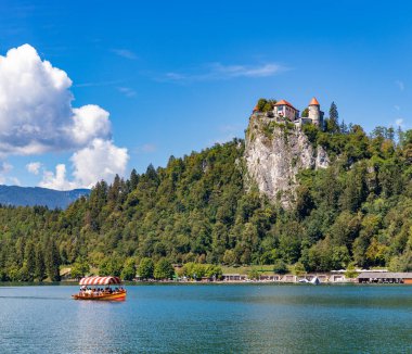 Bled Gölü 'nün gondollarından birine bakan 