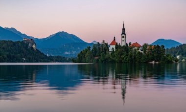Bled Gölü ve Bled Adası ile Bled Şatosu 'nun yer aldığı Bled Gölü' nün gün batımında çekilmiş bir resmi..