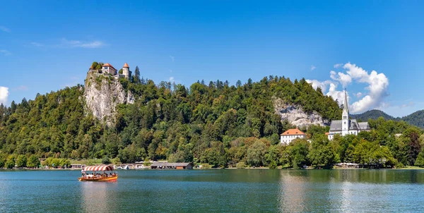 Une Photo Château Bled Église Paroissiale Sainte Martine Surplombant Une — Photo