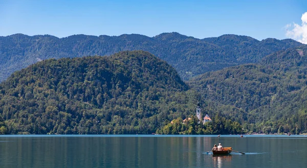 Une Image Île Lac Bled Paysage Environnant Des Gens Qui — Photo