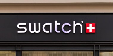 Mağazanın üstündeki Swatch logosunun bir resmi.