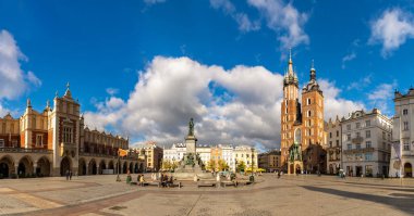 Adam Mickiewicz Anıtı, Kuaför Salonu ve St. Mary Bazilikası 'nın da yer aldığı Krakow' un Ana Meydanı 'nın (Rynek Glowny) panorama resmi..
