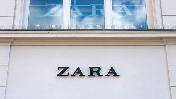 Uma Foto Logotipo Zara Fora Uma Das Lojas Roupas — Fotografia de Stock