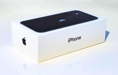 Yan taraftaki Apple iPhone 11 kutusunun resmi.