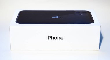 Yan taraftaki Apple iPhone 11 kutusunun resmi.