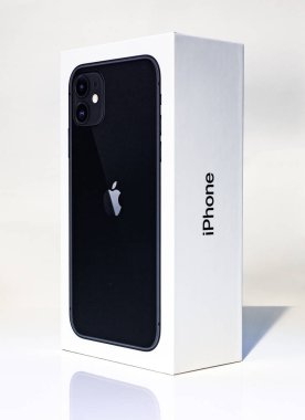Yan taraftaki Apple iPhone 11 kutusunun resmi.