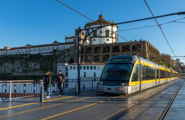 Luis Köprüsü 'nün tepesinde Metro do Porto Metro' nun (Porto Metro) bir resmi..