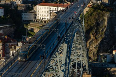 Luis Köprüsü 'nün tepesinde Metro do Porto Metro' nun (Porto Metro) bir resmi..