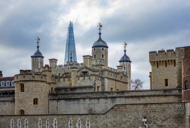 Çömleğin önündeki Londra Kulesi 'nin resmi..
