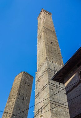 Aşağıdan Bologna 'nın iki kulesinin resmi..