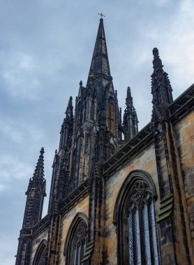 Tolbooth Kirk 'ün bir resmi, aynı zamanda Hub' a da ev sahipliği yapıyor. Edinburgh Eski Kasabası 'nda..