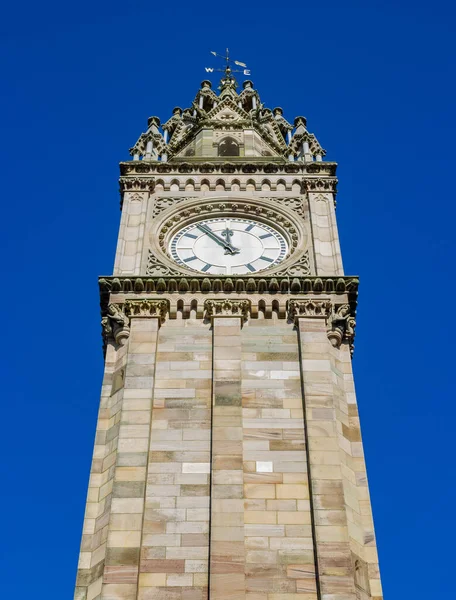 Une Image Une Horloge Commémorative Albert Centrée Vue Dessous Belfast — Photo