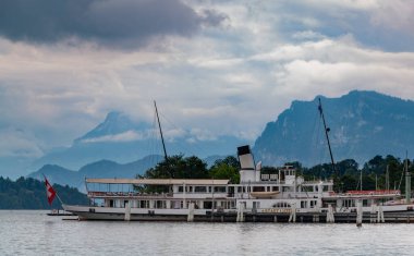 Lucerne Gölü 'ne yanaşmış bir teknenin resmi..