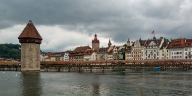 Lucerne şehrinin ve Reuss nehrinin bir resmi, Chapel Köprüsü 'nün (Kapellbrucke) simgesi sergilenmektedir..