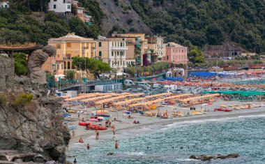 Plajın ve Monterosso al Mare şehrinin resmi, soldaki tanrı Neptün 'ü temsil eden dev heykel, Arrigo Minerbi ve Francesco Levacher tarafından oluşturulmuştur..