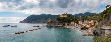 Bulutlu bir günde Monterosso al Mare kasabasının panorama resmi..