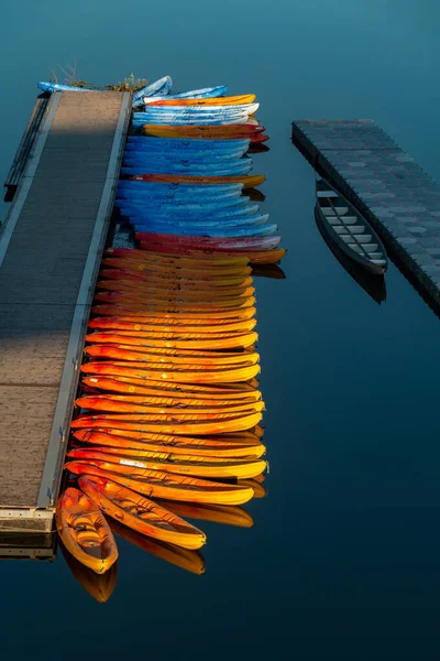 Picture Group Colorful Canoes Resting Pier — Stock Photo, Image