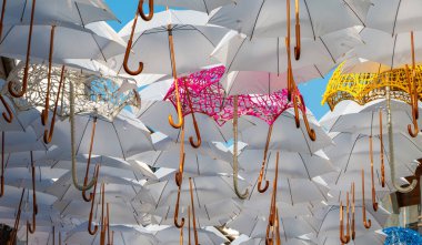 Agueda 'nın sembolik sokak şemsiyelerinin resmi. Bu durumda bir grup beyaz şemsiye..