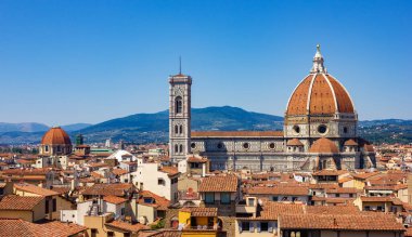 Floransa 'nın çatılarının üstündeki Santa Maria del Fiore Katedrali' nin resmi..