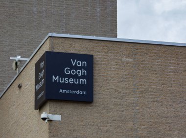 Dışarıdaki Van Gogh Müzesi tabelasının resmi..