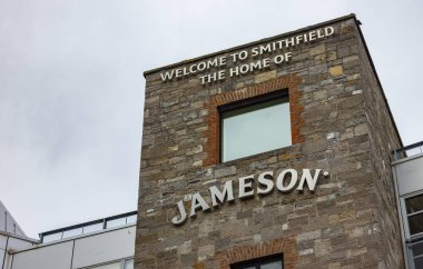 Dublin 'deki Jameson Damıtımevinin ana cephesinin bir resmi..