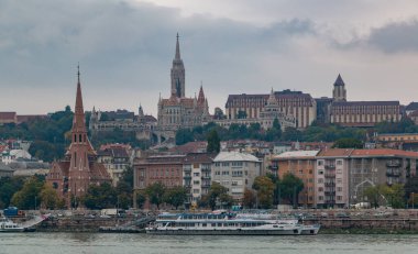 Buda Tepesi 'nin resmi ve Budapeşte' nin Pest tarafından görüldüğü gibi simgeleri..