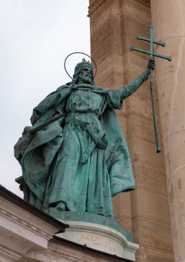 Kahramanlar Meydanı 'nı (Budapeşte) oluşturan heykellerden birinin resmi.).