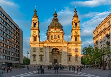 Gün batımında Aziz Stephen Bazilikası 'nın bir resmi..