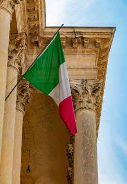 Verona belediye binasının ön cephesinde görülen İtalyan bayrağının resmi..