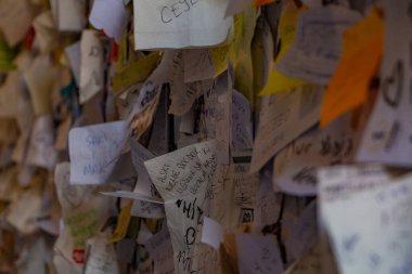 Giulietta 'nın evinde bırakılan aşk notlarının resmi (Verona).