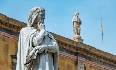 Dante Alighieri heykeli Piazza dei Signori 'de sergilenmektedir (Verona).