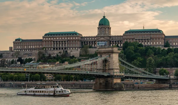 Egy Kép Budapest Két Nevezetességéről Budai Várról Széchenyi Lánchídról Naplementekor — Stock Fotó
