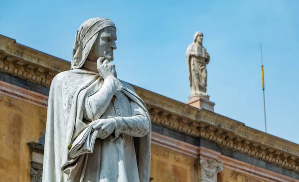 Изображение Статуи Dante Alighieri Выставленной Площади Деи Синьори Верона — стоковое фото