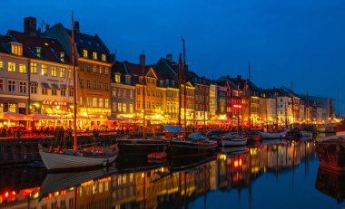 Gece Nyhavn limanı ve iskelesinin (Kopenhag) bir resmi..