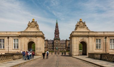 Christiansborg Sarayı 'nın Mermer Köprü' den girişinin bir resmi..