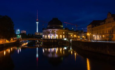 Spree Nehri 'nin gece çekilmiş bir resmi, yakınlarda Bode Müzesi ve Berliner Fernsehturm ile birlikte..