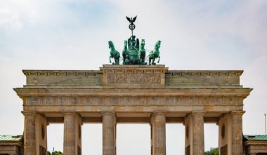 Brandenburg Kapısı 'nın üst bölümünün bir resmi..