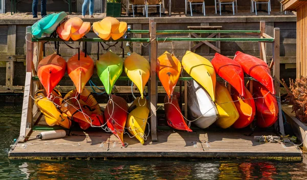 Una Imagen Grupo Kayaks Colores Que Mantienen Cerca Canal — Foto de Stock