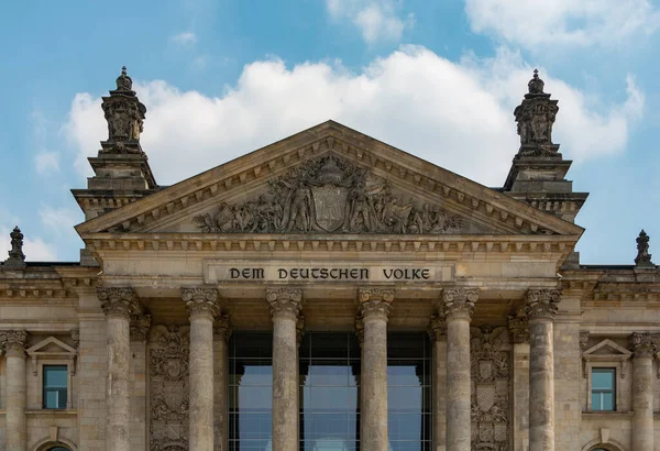 Reichstag Binası Nın Ana Cephesinin Bir Resmi — Stok fotoğraf