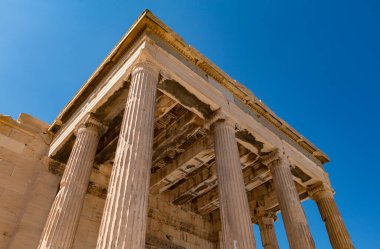 Erechtheion Tapınağı 'nın aşağıdan göründüğü gibi bir resmi..