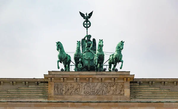 Zdjęcie Posągu Szczycie Bramy Brandenburskiej Berlin — Zdjęcie stockowe
