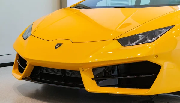 Obraz Frontowego Wglądu Żółtego Lamborghini Huracan — Zdjęcie stockowe