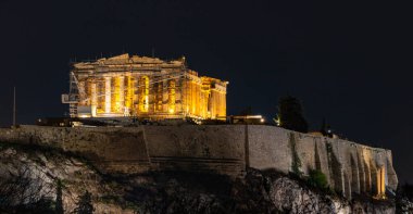 Akropolis 'teki Partenon' un bir resmi, gece aydınlandı (Atina).
