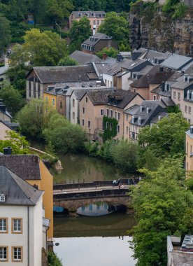 Lüksemburg 'un Grund bölgesindeki köprünün bir resmi..