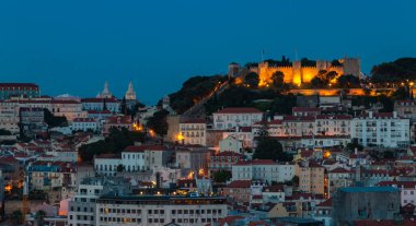 Lizbon şehir merkezindeki Sao Jorge Kalesi 'nin resmi..