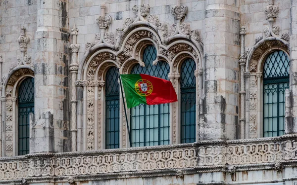 Uma Imagem Bandeira Portuguesa Fachada Mosteiro Dos Jerónimos Lisboa — Fotografia de Stock