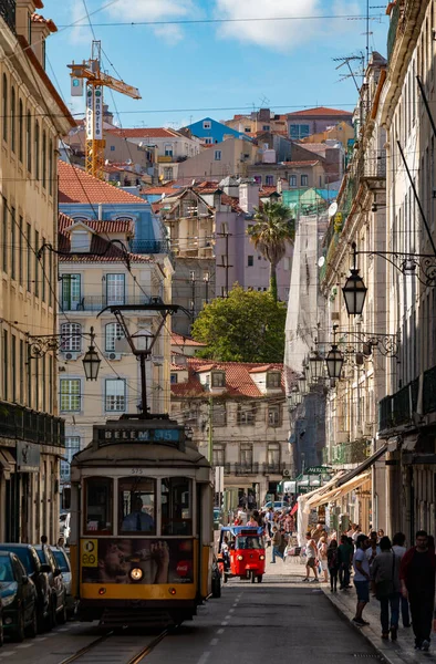 Een Foto Van Een Tram Het Oude Centrum Van Lissabon — Stockfoto