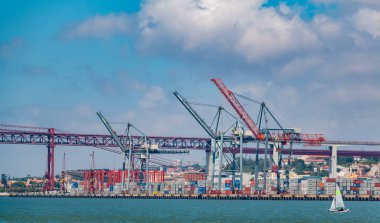 Kargo konteynırlarının ve Lizbon Limanı 'nın devasa vinçlerinin bir resmi..